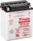 Batterij van Yuasa, model YB14L-A2, 12V, 14Ah(10HR). Markeringen voor bovenste en onderste vulniveau, waarschuwingen voor sulfatering.