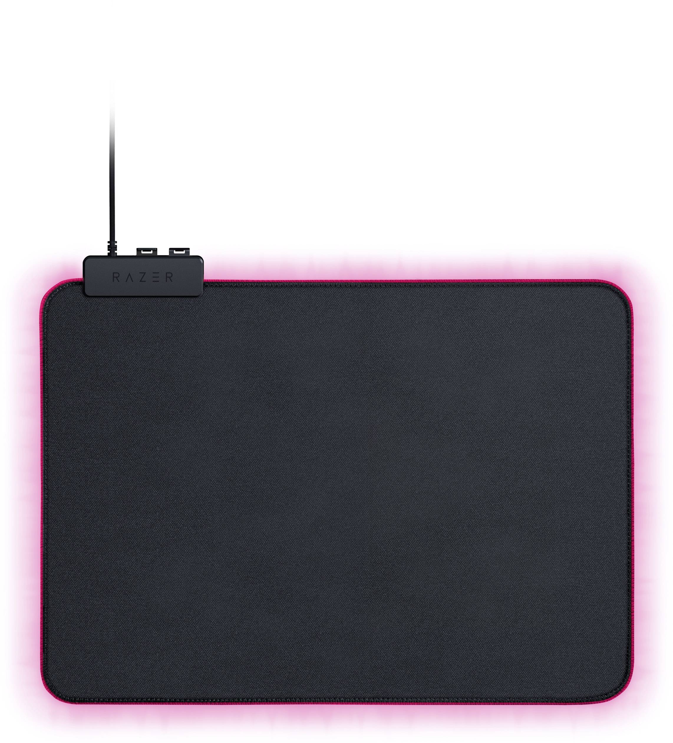 Een zwarte gaming-muismat met een oplichtende, roze LED-rand en een Razer-logo aan de bovenkant, met kabelaansluiting.