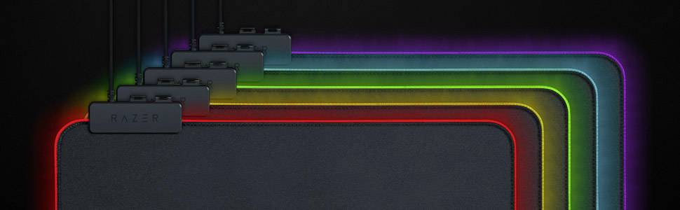 Kleurrijke, op elkaar gestapelde verlichte pads op een zwarte achtergrond met een meerkleurige rand; bovenrand met USB-aansluiting.