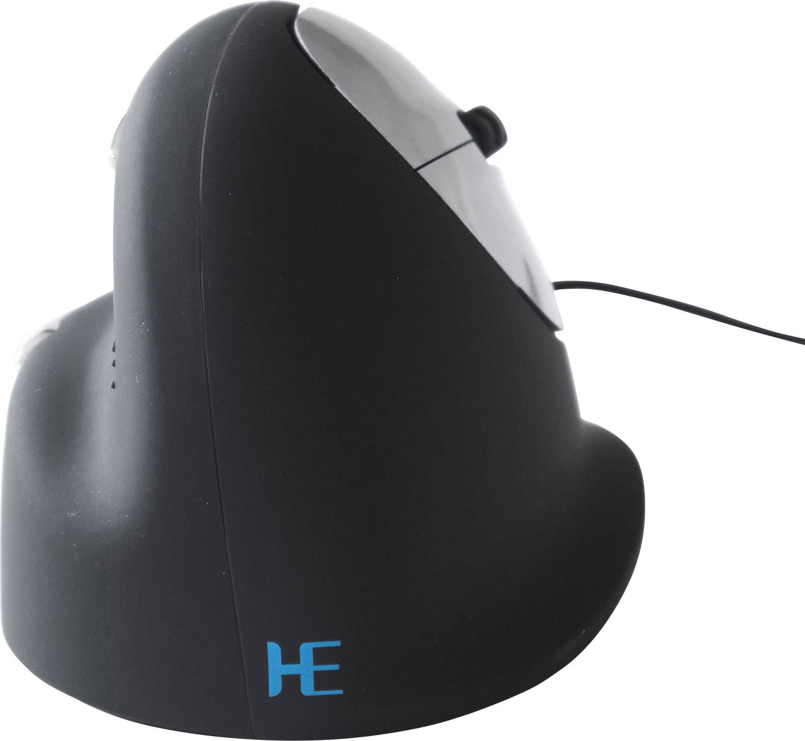Een verticale ergonomische computermuis in het zwart met een blauw 'HE'-logo aan de zijkant, verbonden door een kabel.