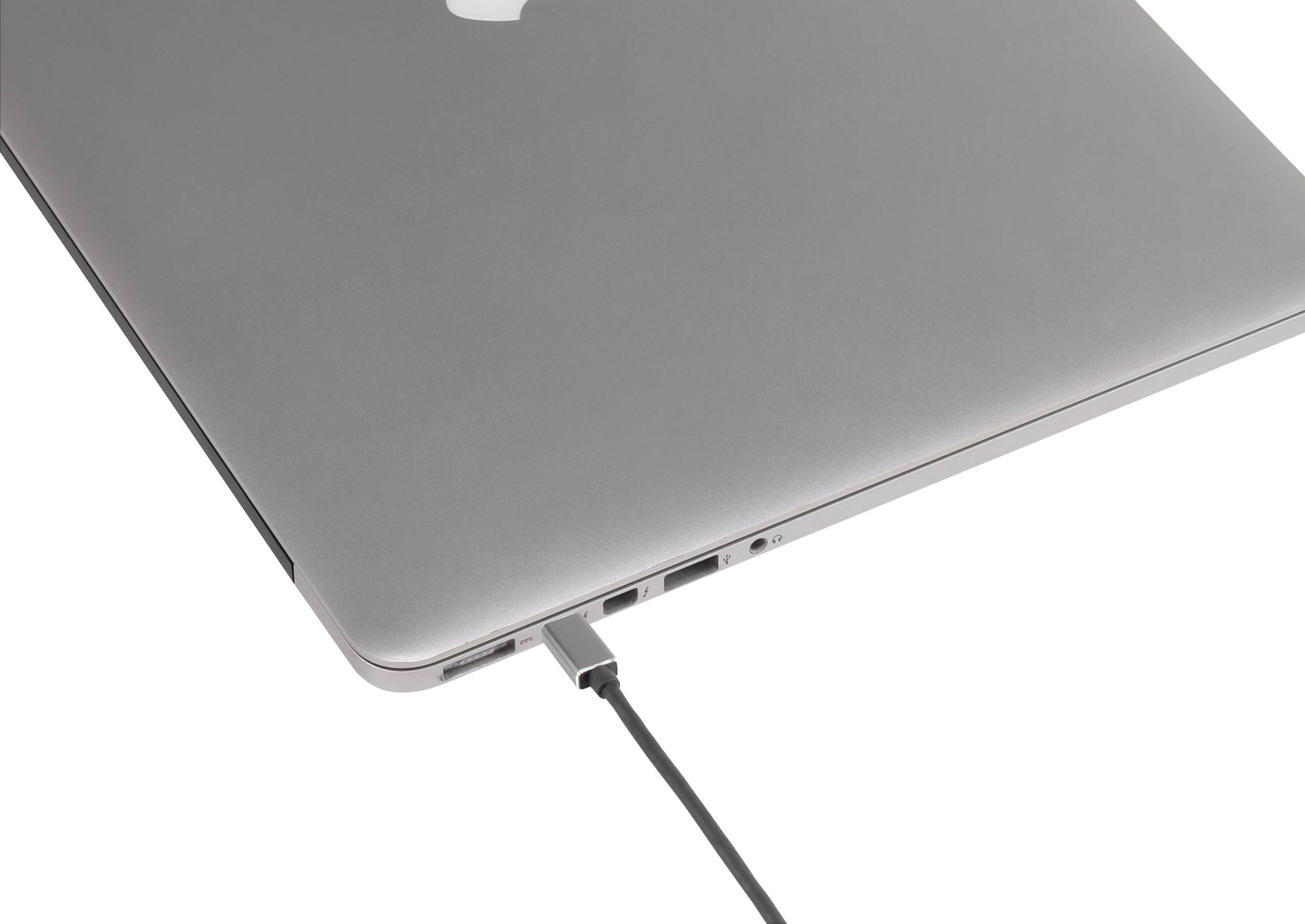 Een grijze laptop wordt opgeladen via een USB-C-aansluiting met een oplaadkabel.