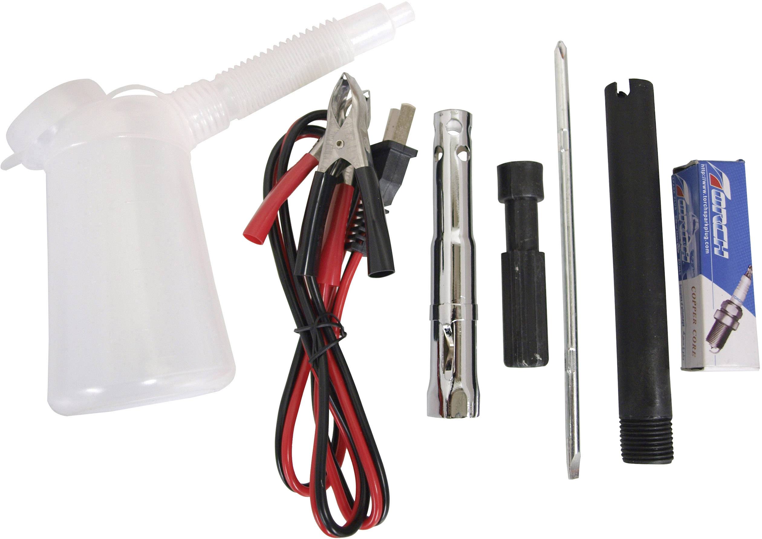Set met auto-accessoires, waaronder een transparante fles met slang, kabel met klemmen, metalen gereedschap, verlenging en bougie.