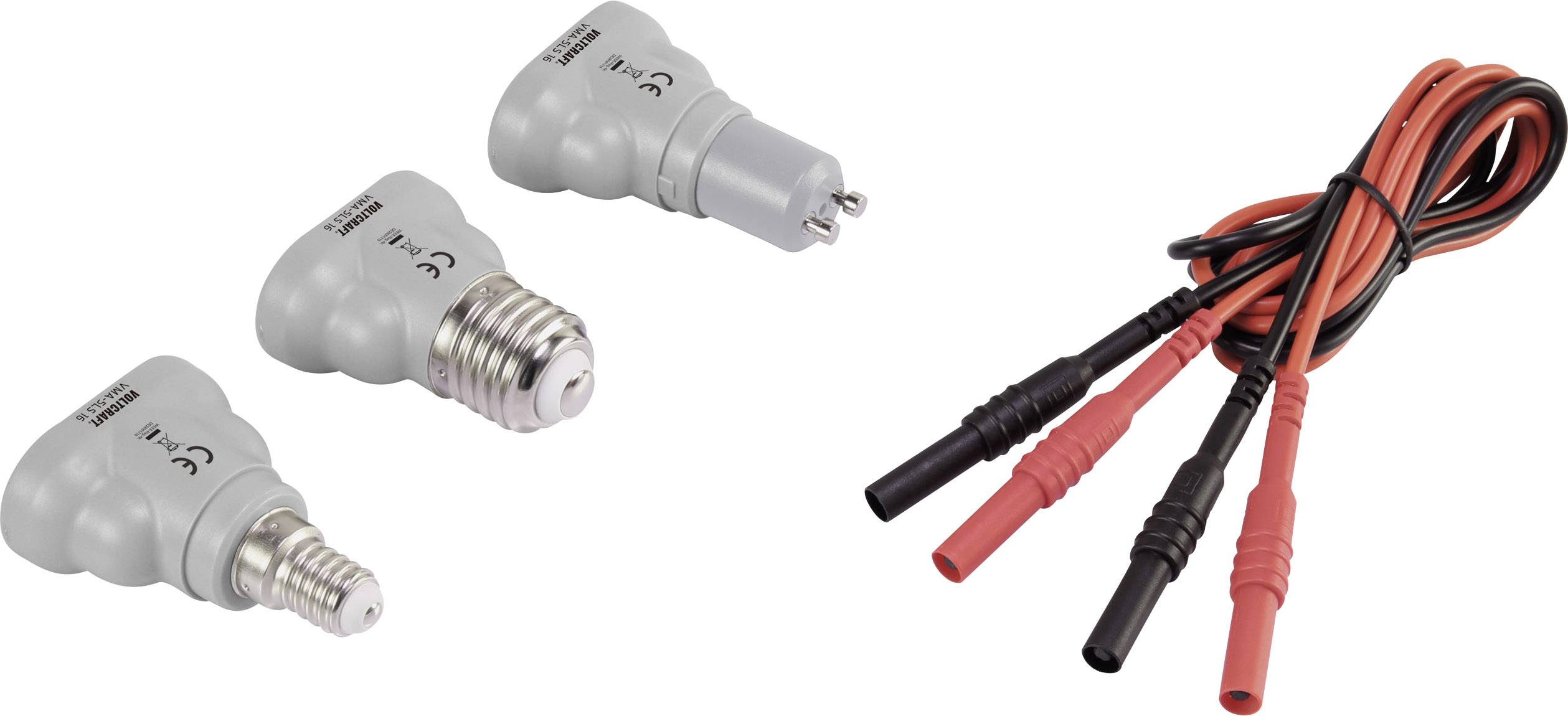Drie grijze lampenadapters naast een rode en zwarte kabelset met krokodillenklemmen. De adapters hebben verschillende stopcontacttypen.