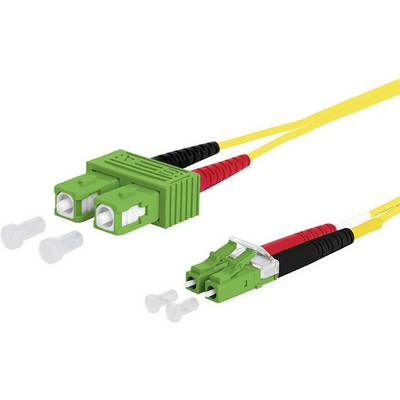 Groene glasvezelkabels met aansluitconnectoren en beschermkappen op een witte achtergrond.