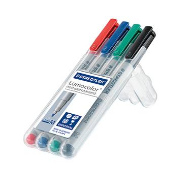 Vier kleurenpermanente Lumocolor-stiften in een transparante etui, kleuren: Rood, Blauw, Groen, Zwart. Merknaam 'STAEDTLER' zichtbaar.