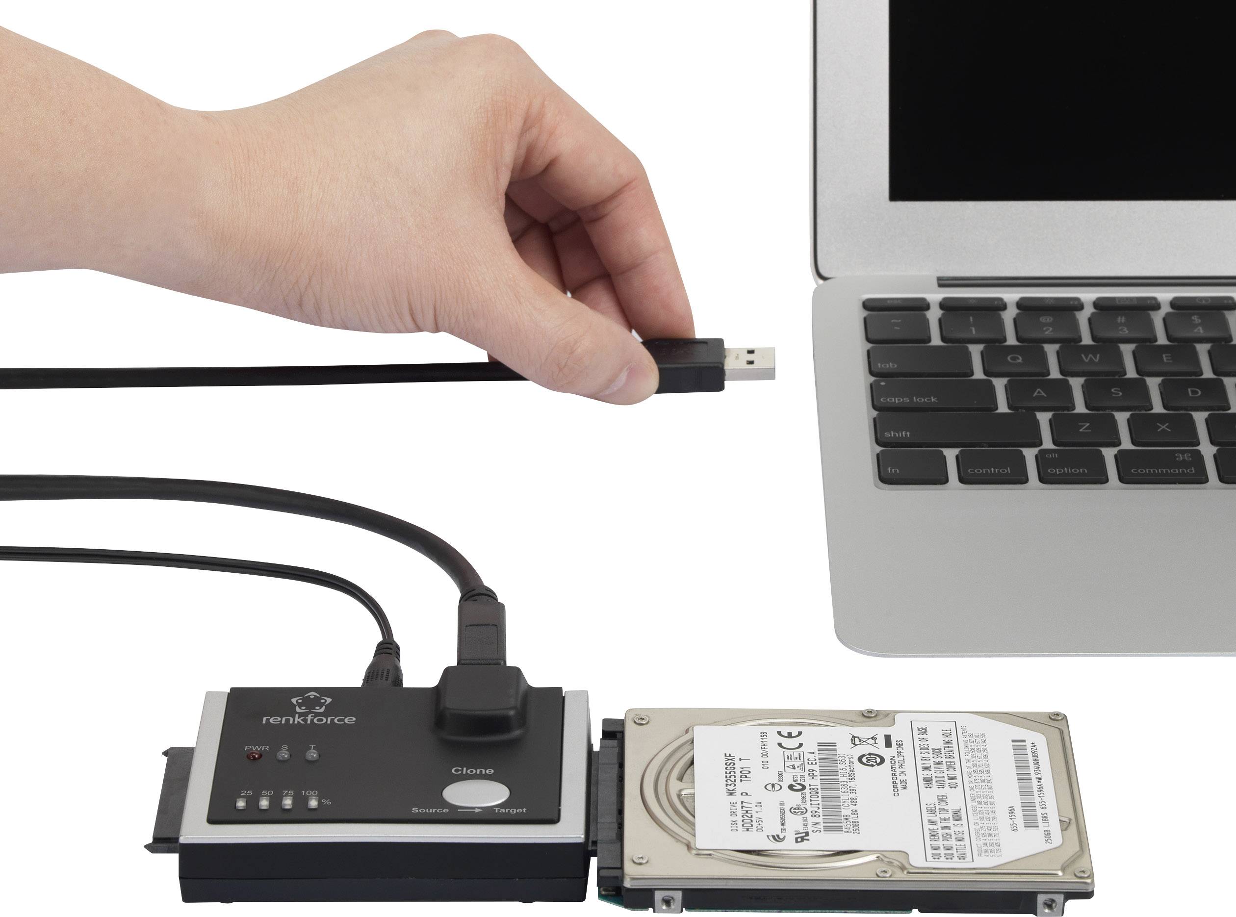 Een hand verbindt een USB-kabel van een gegevenskopieertoestel met een laptop. Een harde schijf is aangesloten op het kopieertoestel.