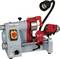 Een rode en grijze werkbank-slijpmachine met verstelbare arm en lamp, geschikt voor het bewerken van kleine metalen voorwerpen.