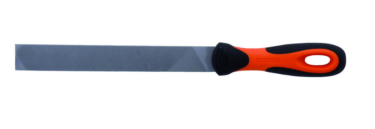 Een metaalvijl met een rechthoekige kling en een oranje-zwarte handgreep, gebruikt voor het gladmaken of vormgeven van metalen oppervlakken.
