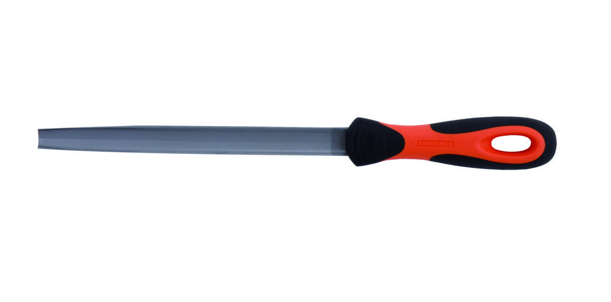 Een vijl met een langwerpig metalen lichaam en een zwart en oranje handvat. Deze wordt gebruikt voor het scherpen van gereedschappen.