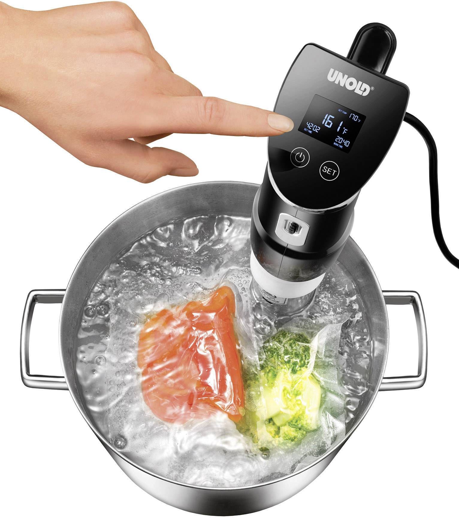 Een hand bedient een sous-vide-stok die in een pan met kokend water hangt. In het water worden vacuüm verpakte voedingsmiddelen gegaard.