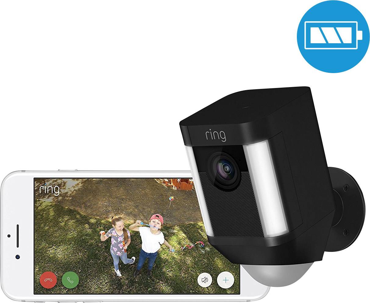 Camera toont twee spelende kinderen in de tuin op het smartphonescherm. Pictogram rechtsboven geeft volle batterij aan.