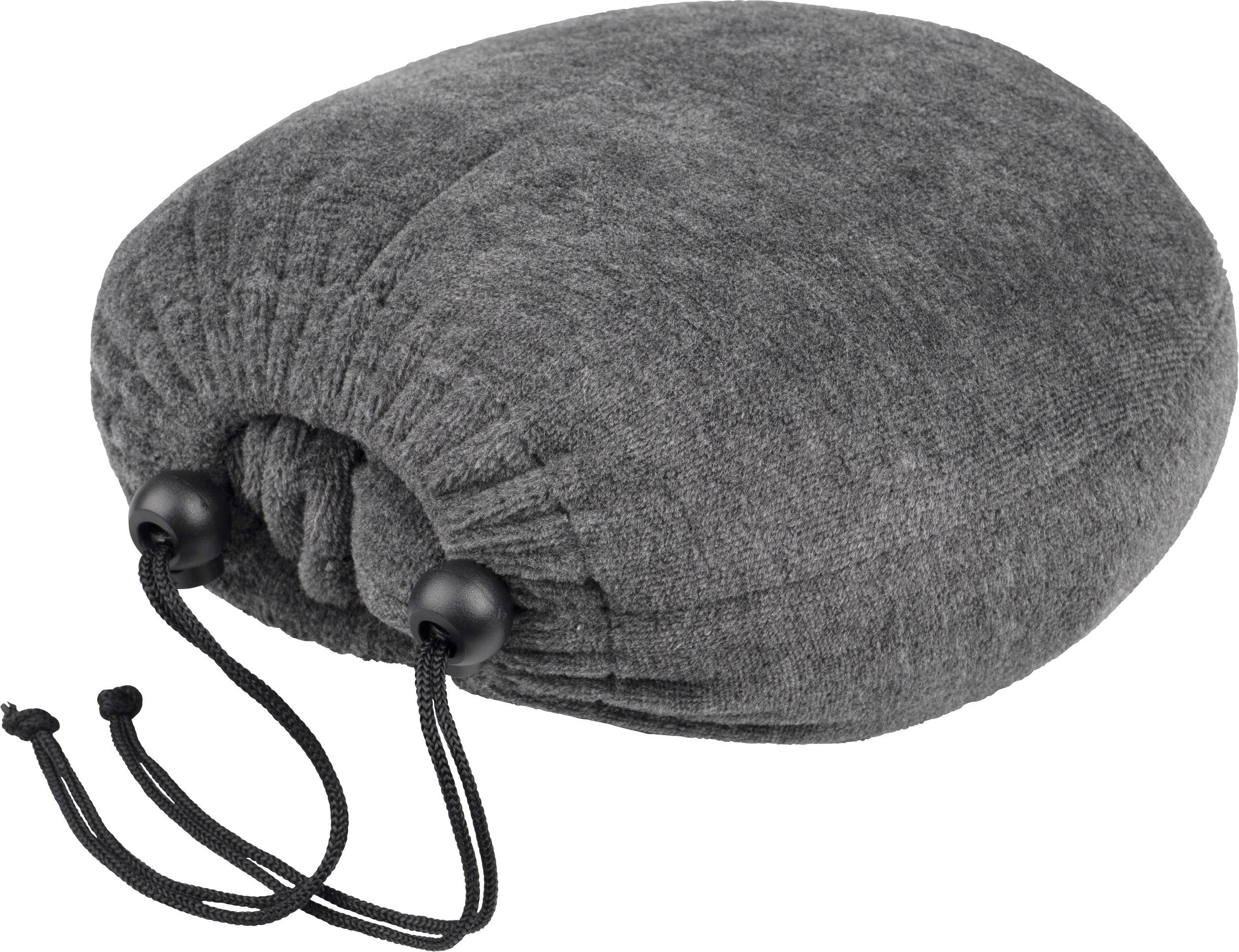 Grijze, ovale tas met een trekkoord en zwarte koorden, mogelijk gemaakt van wollen stof, ligt op zijn kant.