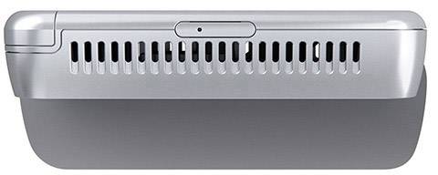 Ventilatiesleuven van een zilverkleurig apparaat, waarschijnlijk een laptop, met een centrale knop aan de bovenkant zichtbaar.