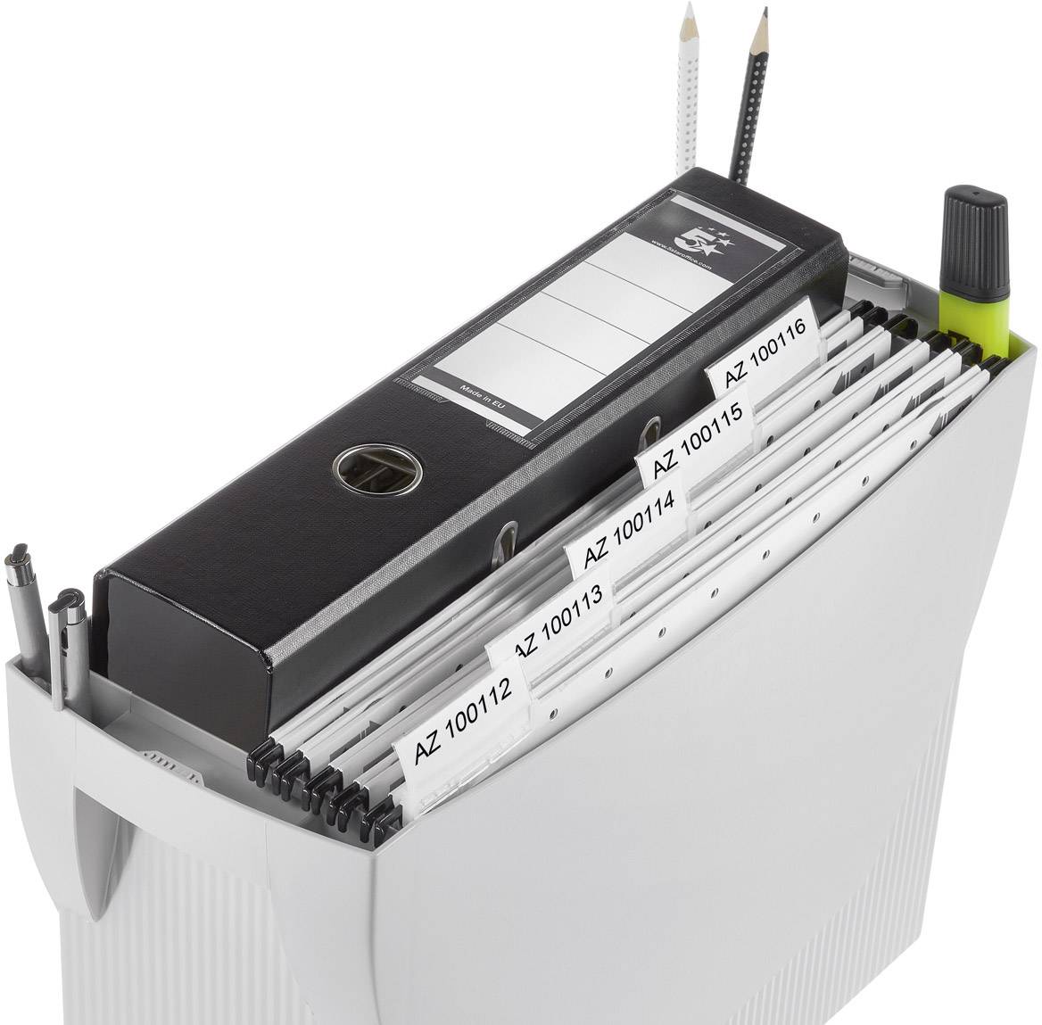 Een dossiermap met scheidingsbladen waarop verschillende dossiernummers staan. Ernaast staat een zwarte permanente marker.