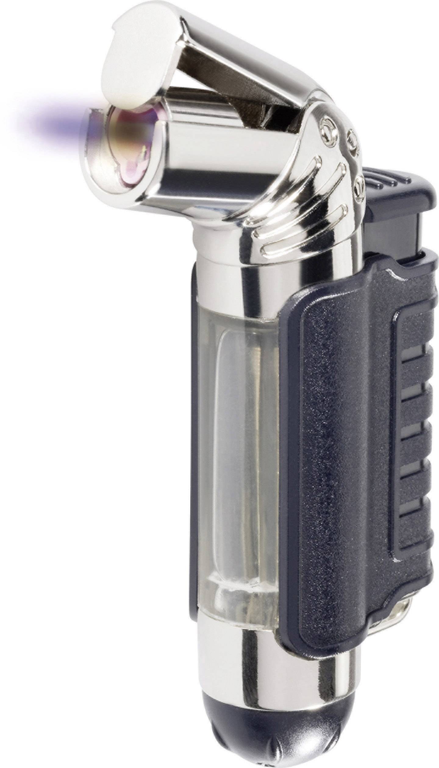 Een zilveren stormvuursteker met een blauwe jet-vlam is afgebeeld. Het heeft een transparante tank en een zwarte handgreep.