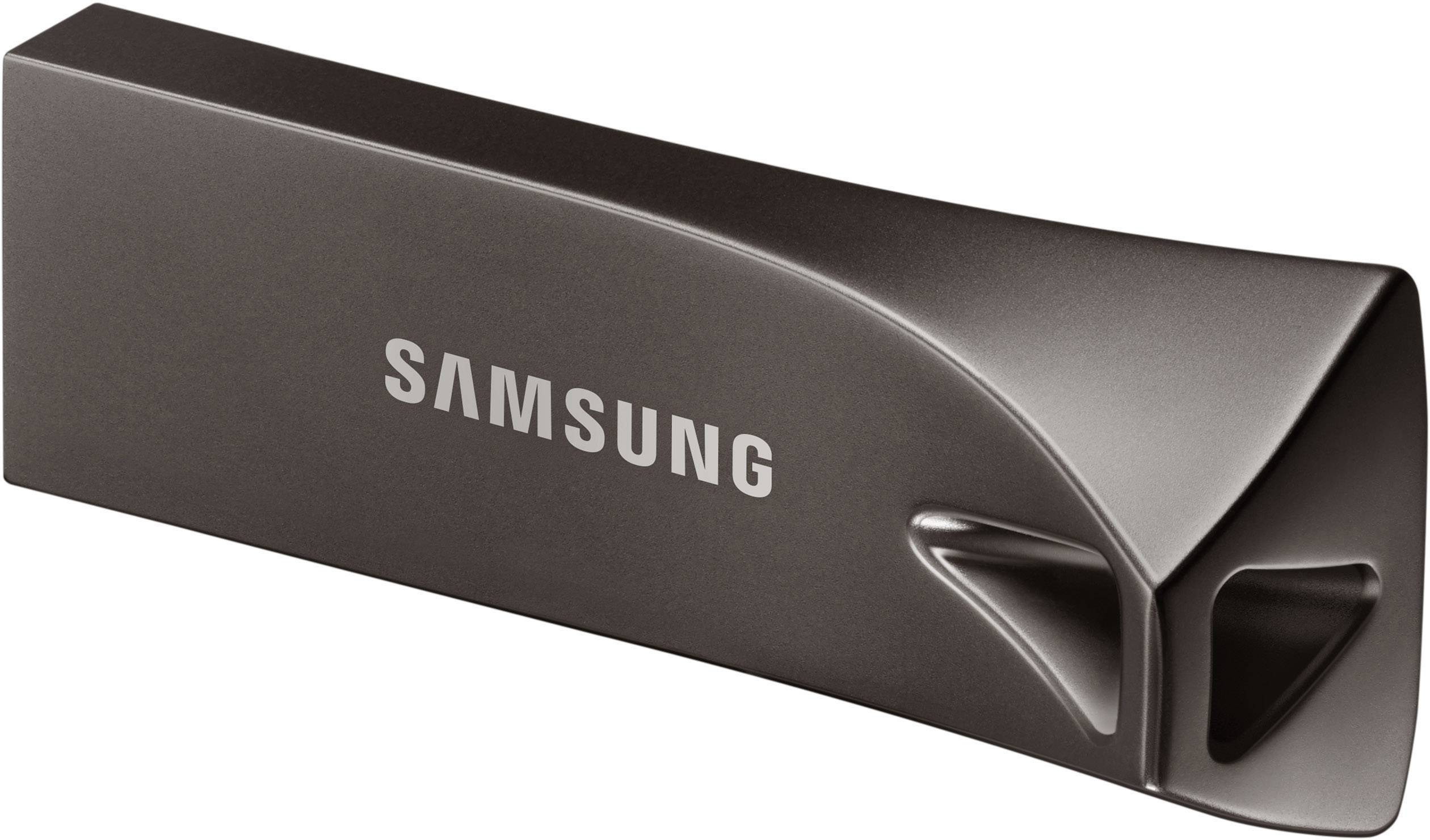 Een USB-stick van Samsung met een glanzende metalen behuizing.