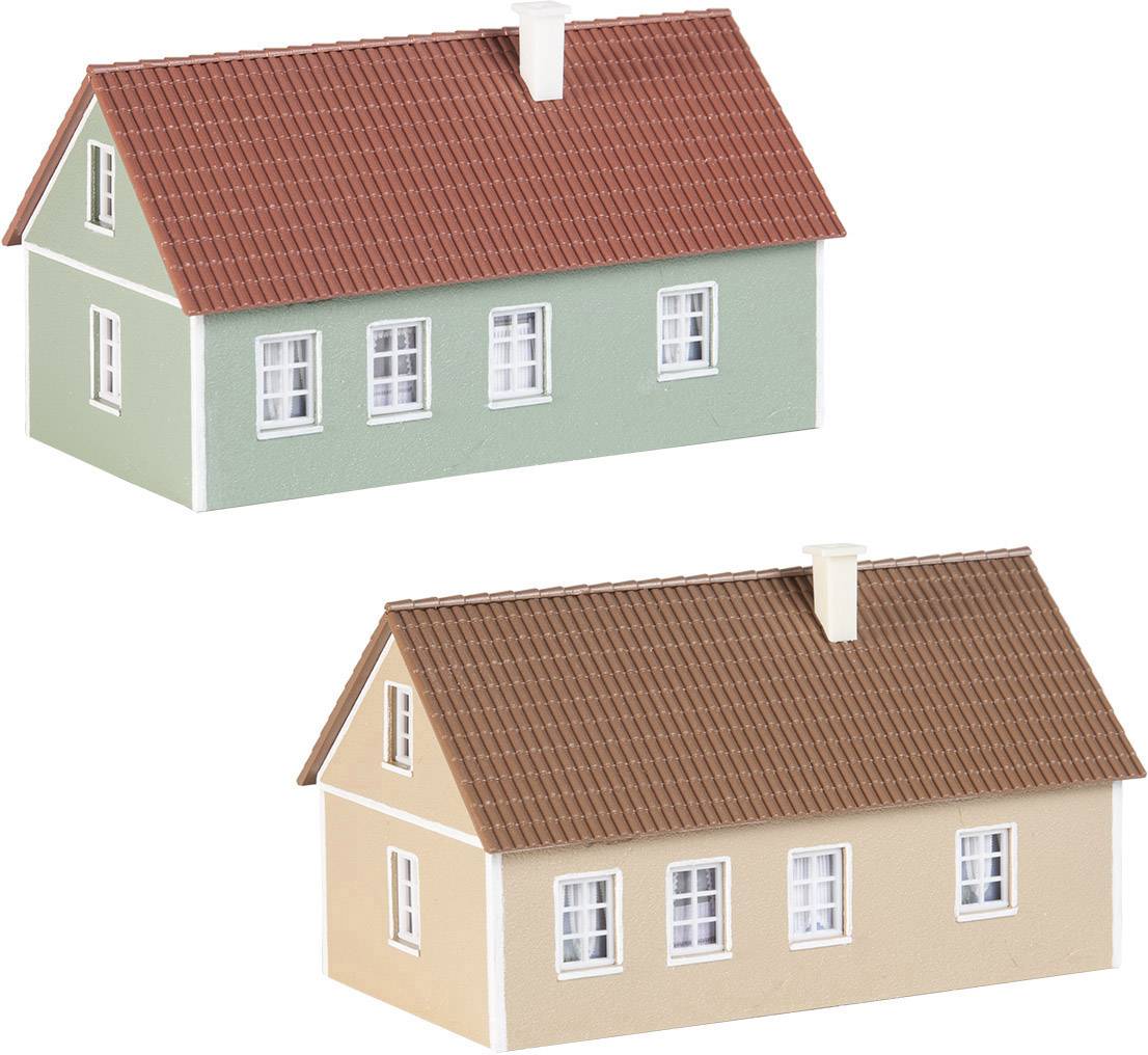 Twee miniatuurhuisjes met rode schuine daken; het bovenste is groen, het onderste beige. Beide hebben witte vensterkozijnen en schoorstenen.