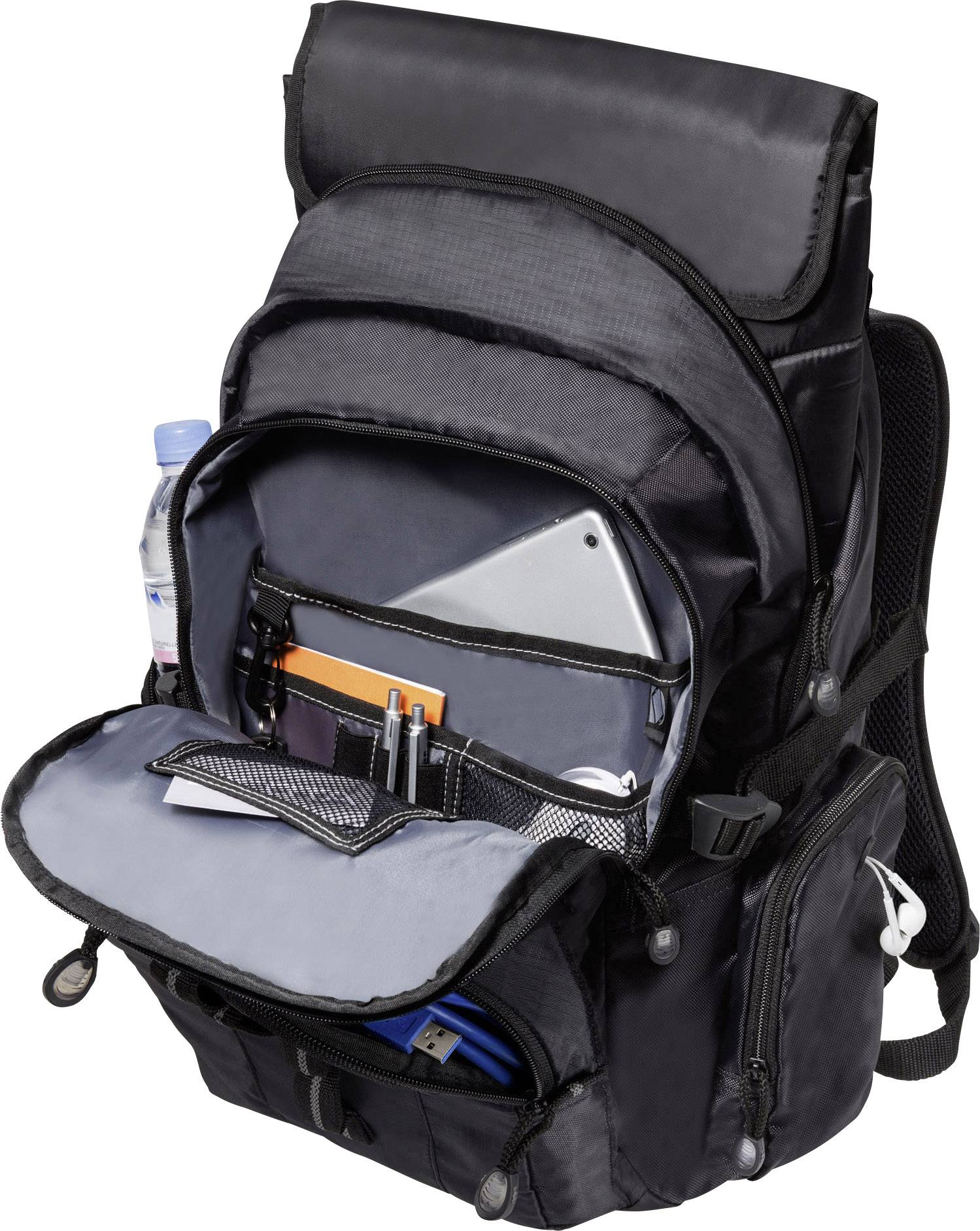 Een open zwarte rugzak met meerdere vakken, gevuld met een laptop, notitieboeken, pennen en een waterfles.