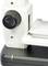 Microscoop-instelling met draaiknop die tussen 'Unlock' en 'Lock' staat; witte en zwarte componenten zichtbaar.