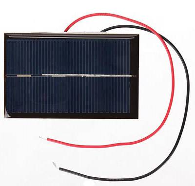 Zonnepaneel met twee kabels, rood en zwart, voor energieomzetting naar elektrische stroom.