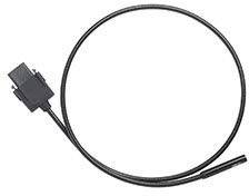 Een zwarte kabel met een OBD-II-stekker op een neutrale ondergrond.