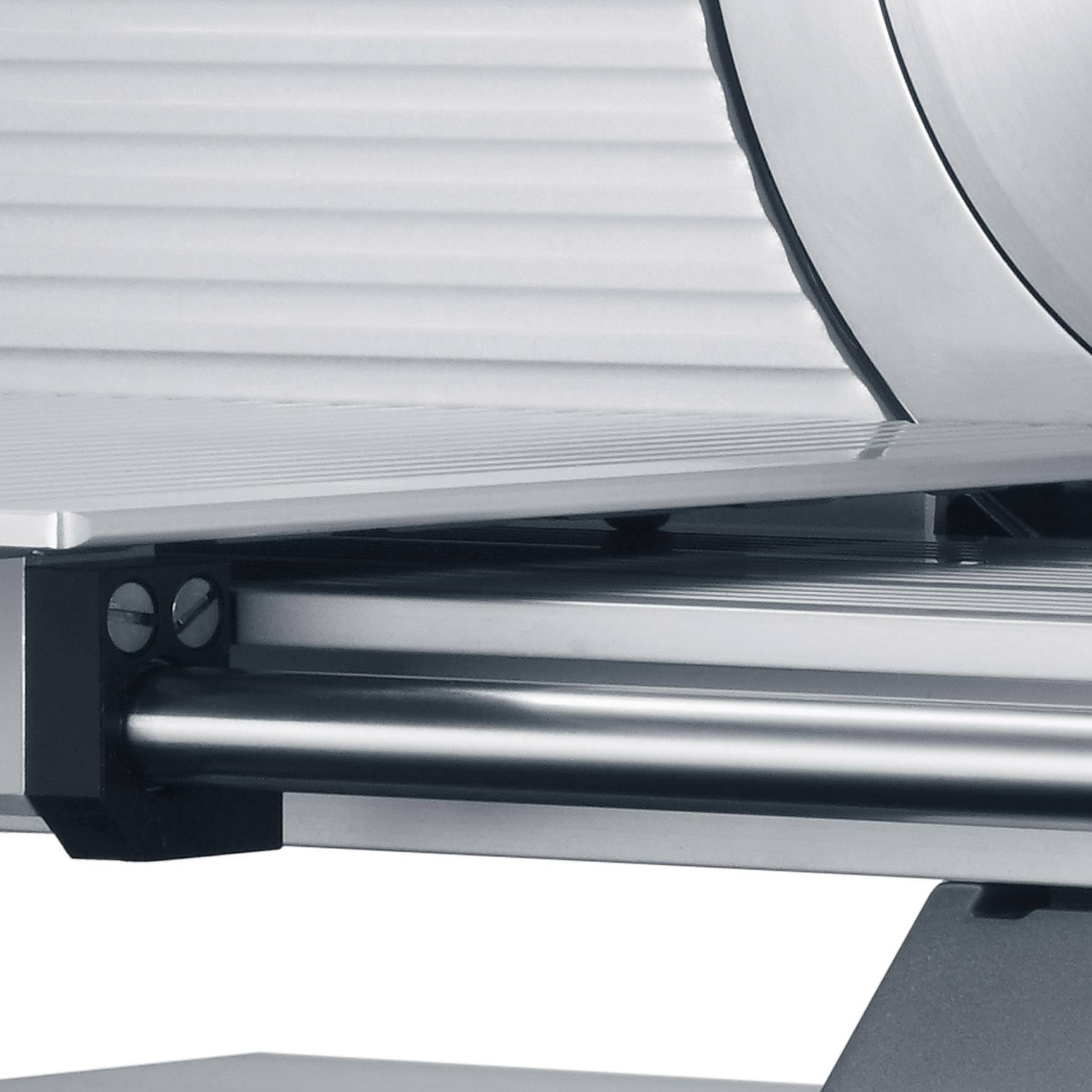 Close-upfoto van een zilverkleurig industrieel apparaat met glanzende metalen rollen en gladde oppervlakken, waarschijnlijk onderdeel van een machine.