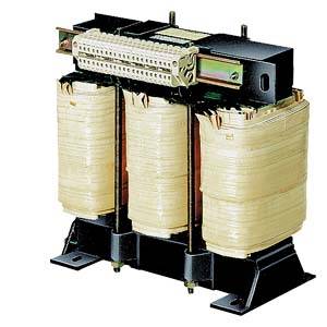 Een driefasige transformator met drie spoelkernen in verticale configuratie, omgeven door isolatiemateriaal, gemonteerd op een zwarte voet.