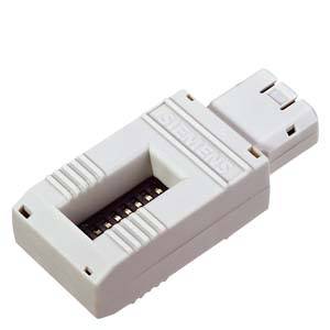 Een grijze adapterstekker voor elektrotechnische apparaten.