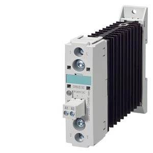 De afbeelding toont een elektronisch relais met een zwarte koelbehuizing en een zilverkleurige metalen behuizing, bestemd voor schakelborden.