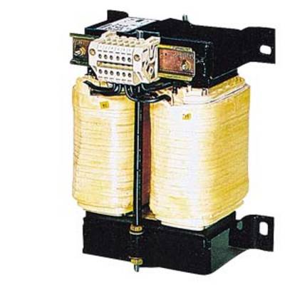 Een transformator met twee grote wikkelingen en een aansluitbord bovenaan. Hij is gemonteerd op een metalen frame.