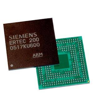 Microchip met het opschrift 'SIEMENS ERTEC 200 0517KU600 ARM'. Toont voor- en achterkant van de chip met schakelingpatroon.