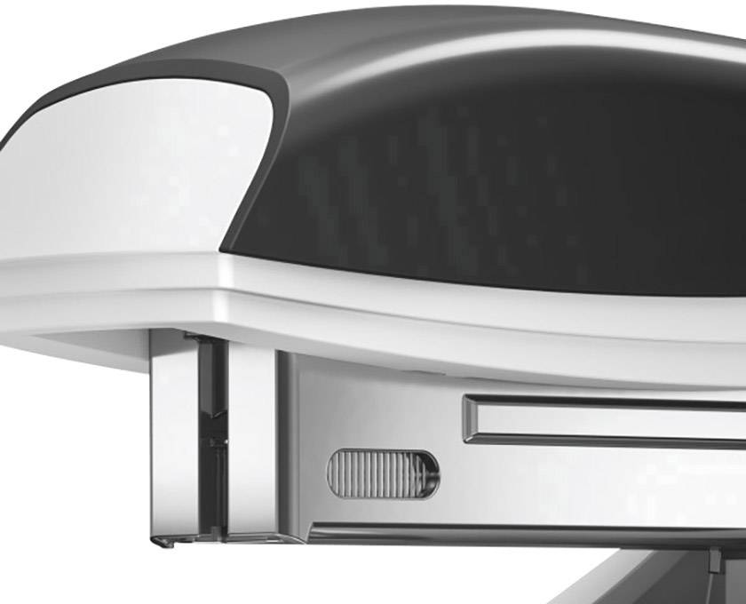 Een zilveren en zwarte nietmachine close-up. Het bovenste deel van de nietmachine is licht gebogen, waarbij het metalen gedeelte zichtbaar is.