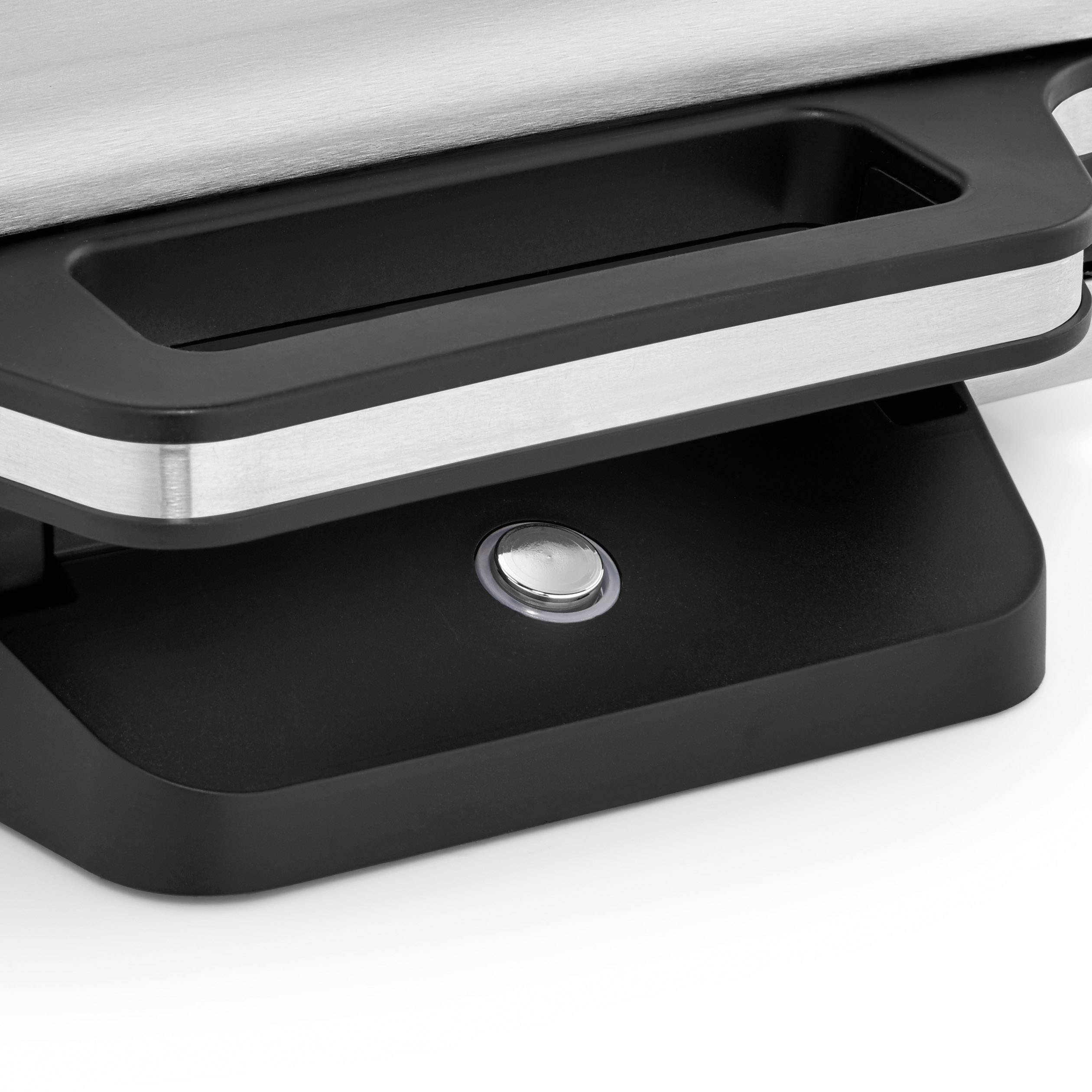 Een staande blender in close-up, gefocust op het onderste deel met een drukknop. Het apparaat heeft een modern design met RVS-elementen.