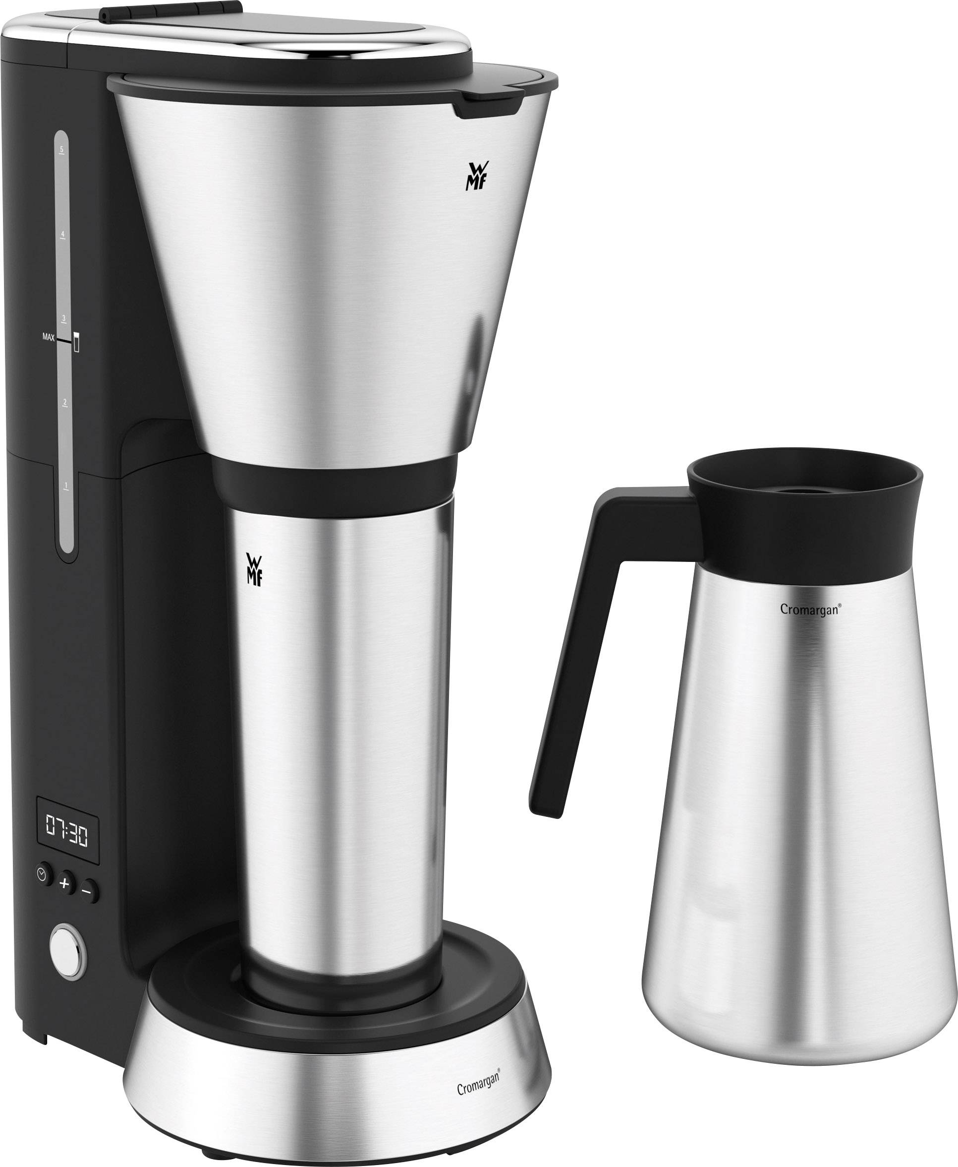 Een zilveren en zwarte koffiemachine met daarnaast een thermoskan, beide glanzend vervaardigd uit roestvrij staal.