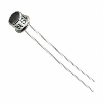Een cilindrische fototransistor met twee lange aansluitingen, op een witte achtergrond, gebruikt voor lichtdetectie.
