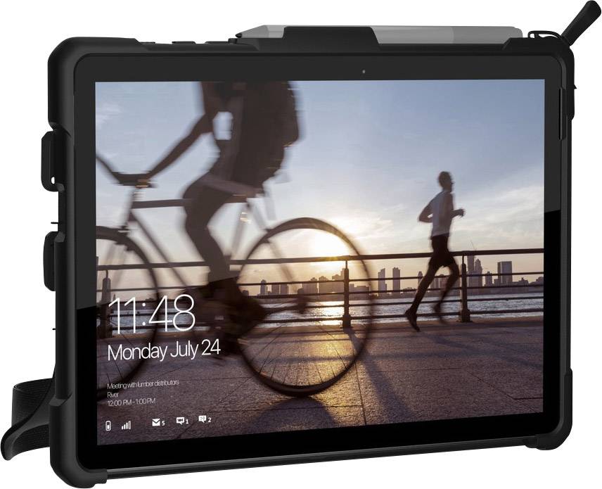 Een tablet toont het startscherm met de tijd 11:48, datum Maandag, 24 juli. Op de achtergrond een wazig beeld van fietsers bij het water.