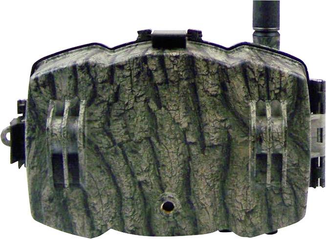 Een camera met een camouflage behuizing en antenne, geschikt voor buitensurveillance.