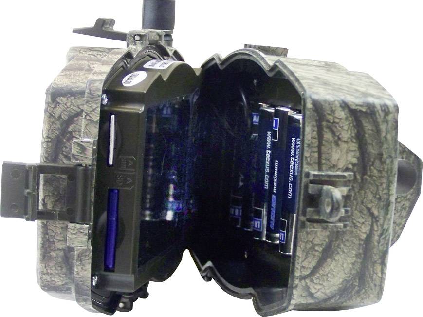 Een geopende wildcamera met zichtbare batterijen en geheugenkaartsleuven, gemonteerd in een camouflagekleurige behuizing.