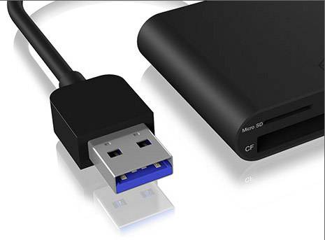 Een zwarte USB-kaartlezer met aansluitingen voor Micro SD- en CF-kaarten, evenals een USB-stekker.