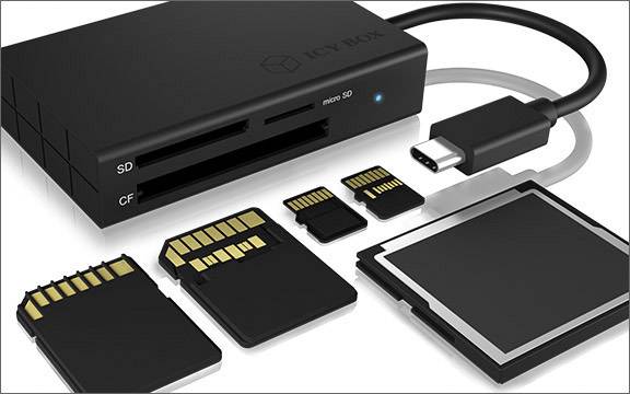 Een adapter met SD- en CF-kaartsleufjes en verschillende geplaatste geheugenkaarties. Een USB-C-kabel is aangesloten.