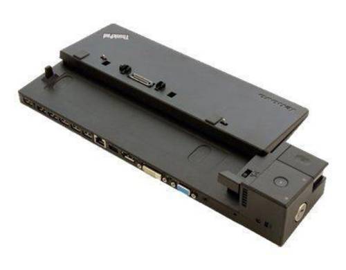 Een zwarte laptopdockingstation met meerdere aansluitingsmogelijkheden, waaronder USB, Ethernet en VGA.