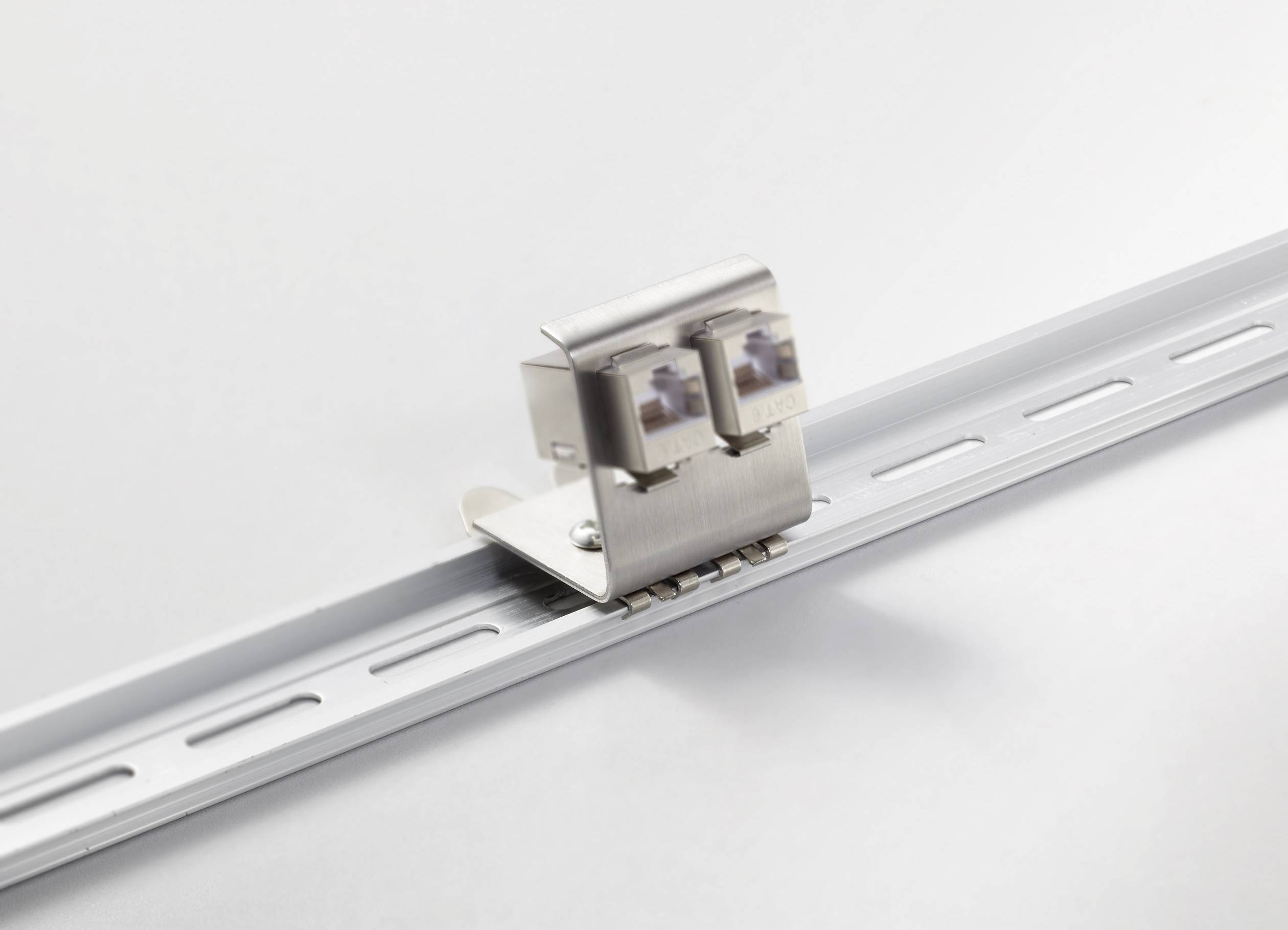 Een metalen component voor een DIN-rail, geschikt voor elektrische schakelkasten. Het beschikt over aansluitklemmen voor het aansluiten van kabels.
