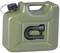 Groene benzinejerrycan met handgreep en geïntegreerde uitloop in slangenvorm, die wordt gebruikt voor opslag of transport van brandstof.