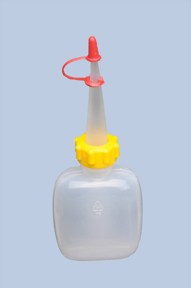 Plastic fles met lange tuit en rode afsluiting. Ideaal voor het gieten of doseren van vloeistoffen.