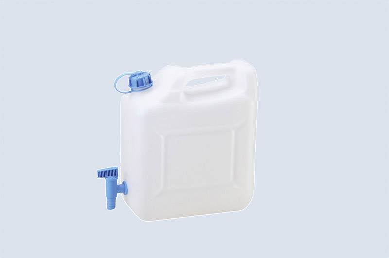 Witte kunststof jerrycan met blauwe schroefdop en aftapkraan, op een lichte achtergrond.
