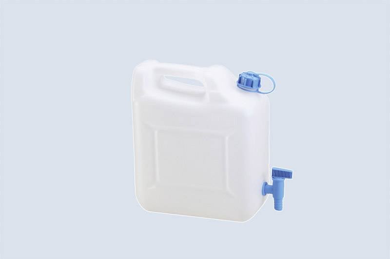 Een witte plastic jerrycan met een blauwe schroefdop en aftapkraan, gebruikt voor opslag en afgifte van vloeistoffen.