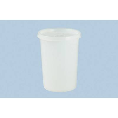 Een witte, cilindrische plastic beker met deksel op een blauwe achtergrond.