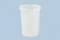 Een witte, cilindrische plastic beker met deksel op een blauwe achtergrond.