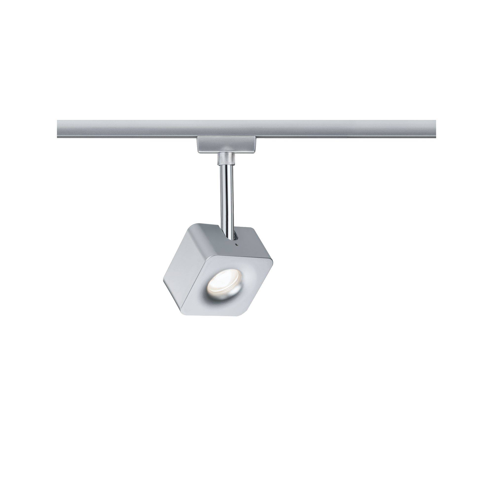 Een zilveren kubus-spotlicht, gemonteerd op een plafondlijst, met verstelbare lichtunit voor gerichte lichtbesturing.