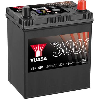 Autoaccu van Yuasa, model YBX3054, 12V, 36Ah, 330A. Plastic behuizing, zwart omhulsel, rode en zwarte poolklemmen bovenaan.